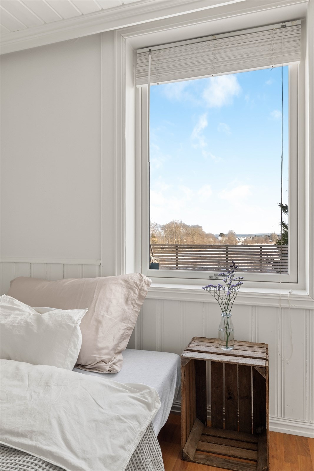 Det er godt med naturlig lys fra generøs vindusflate. Galleribilde