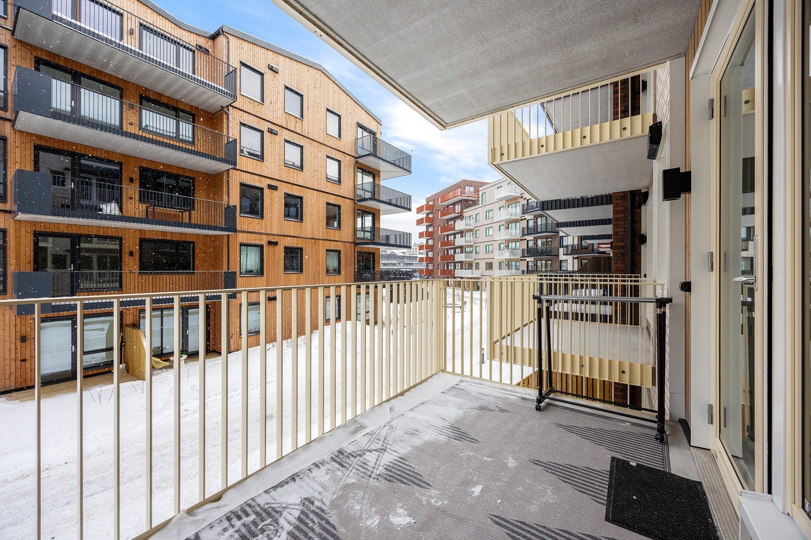 Et perfekt uteområde med gode solforhold og trivelig utsyn Galleribilde