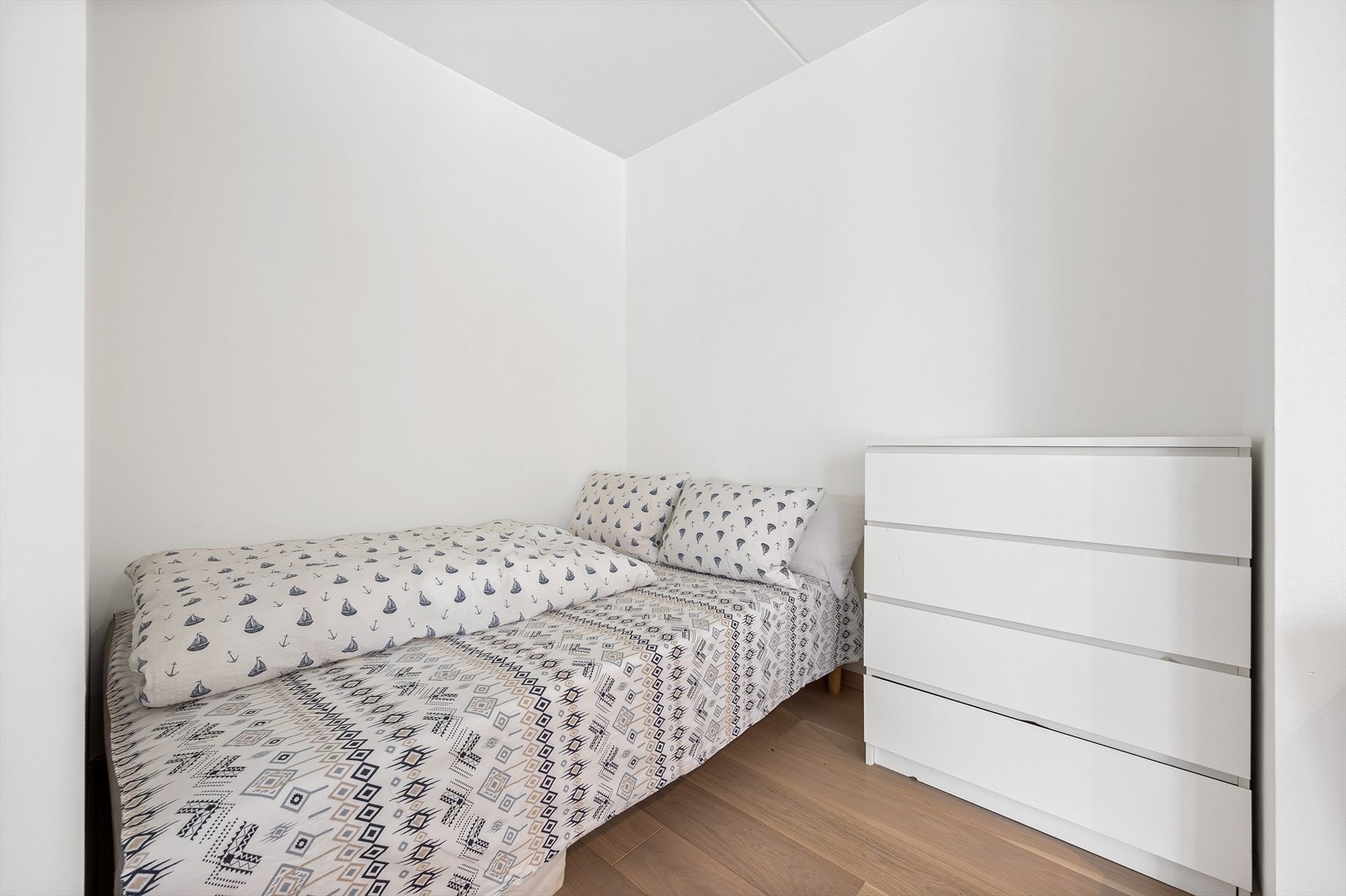 I stuen er det plass til seng og kommode Galleribilde