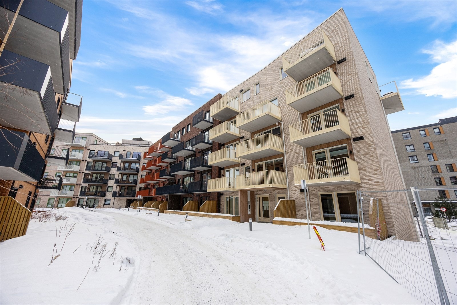 Sameiet er pent opparbeidet med interne veier, grøntarealer og lekepark Galleribilde