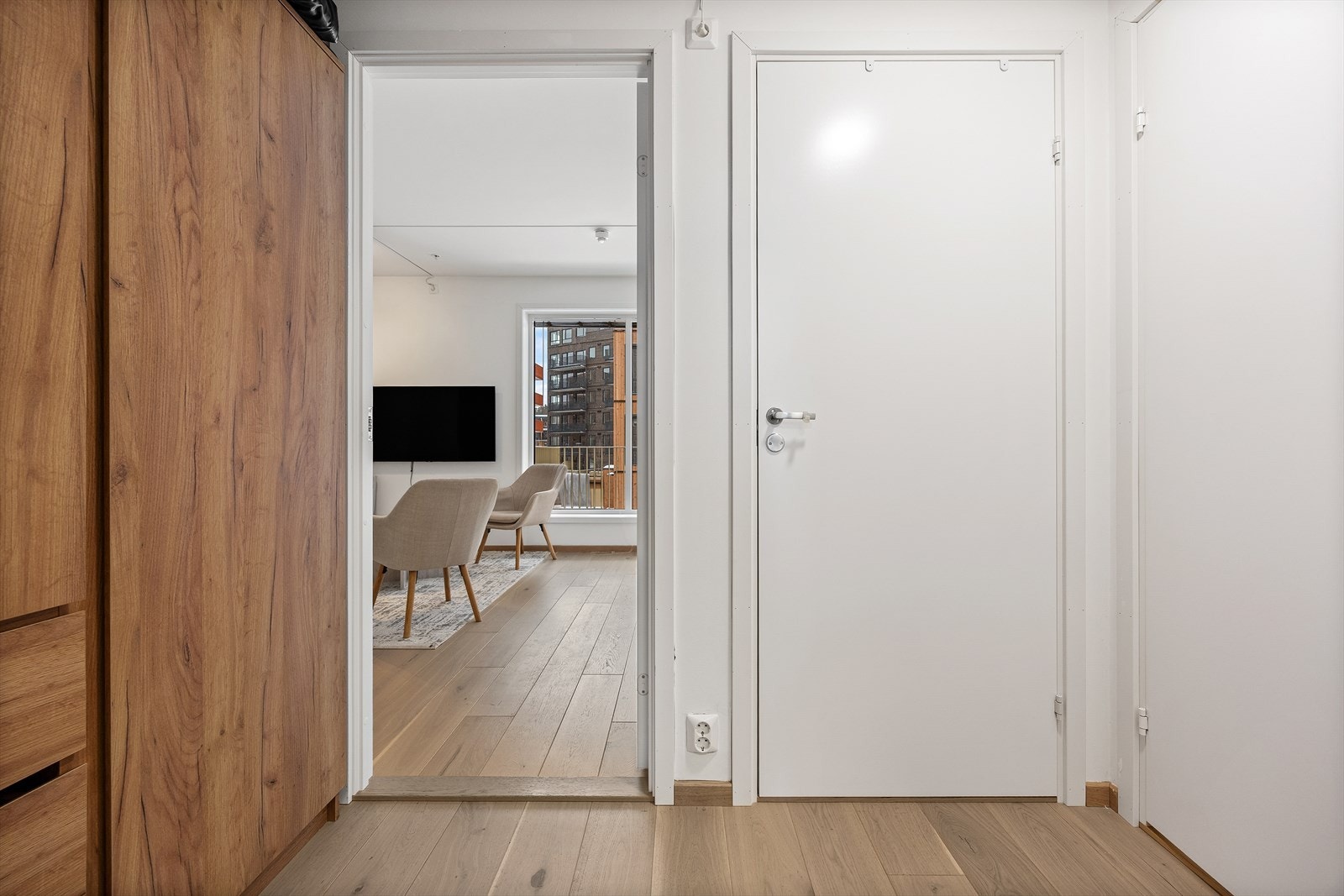 Rommet sikrer et godt førsteinntrykk av leiligheten med gode lyskilder og romslig følelse Galleribilde