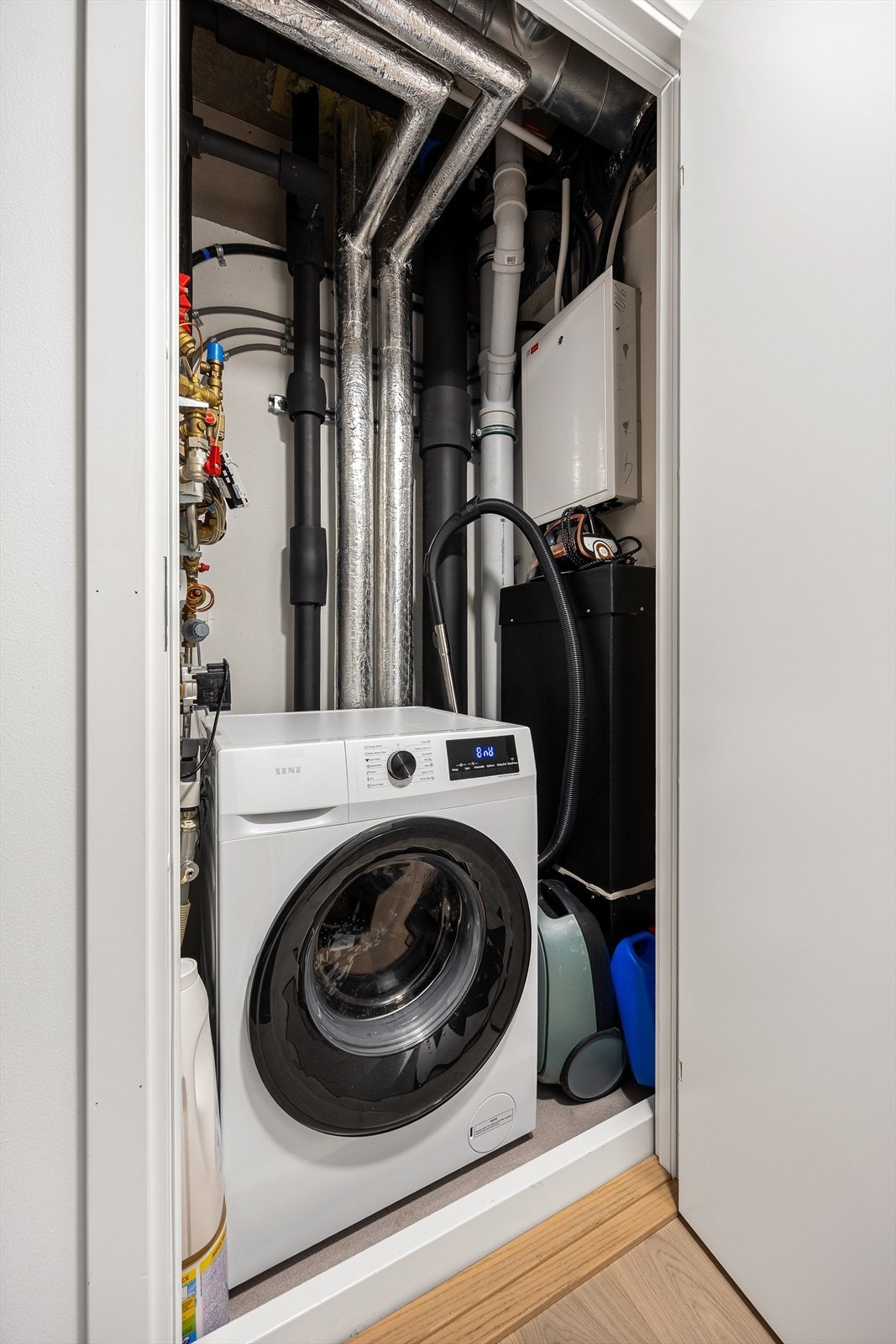 I leiligheten er det et teknisk rom med opplegg for vaskemaskin Galleribilde
