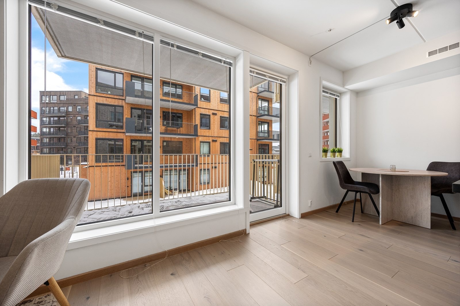 Her er det store vindusflater som strekker seg fra gulv til tak, som sikrer godt med belysning Galleribilde