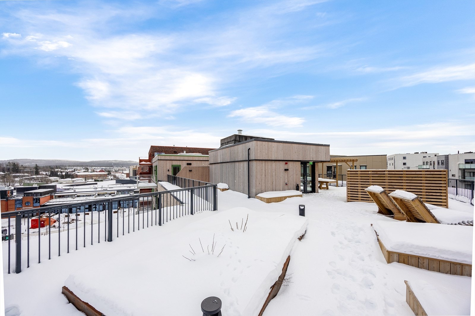 Takterrassen har flere sittegrupper og beplantning Galleribilde