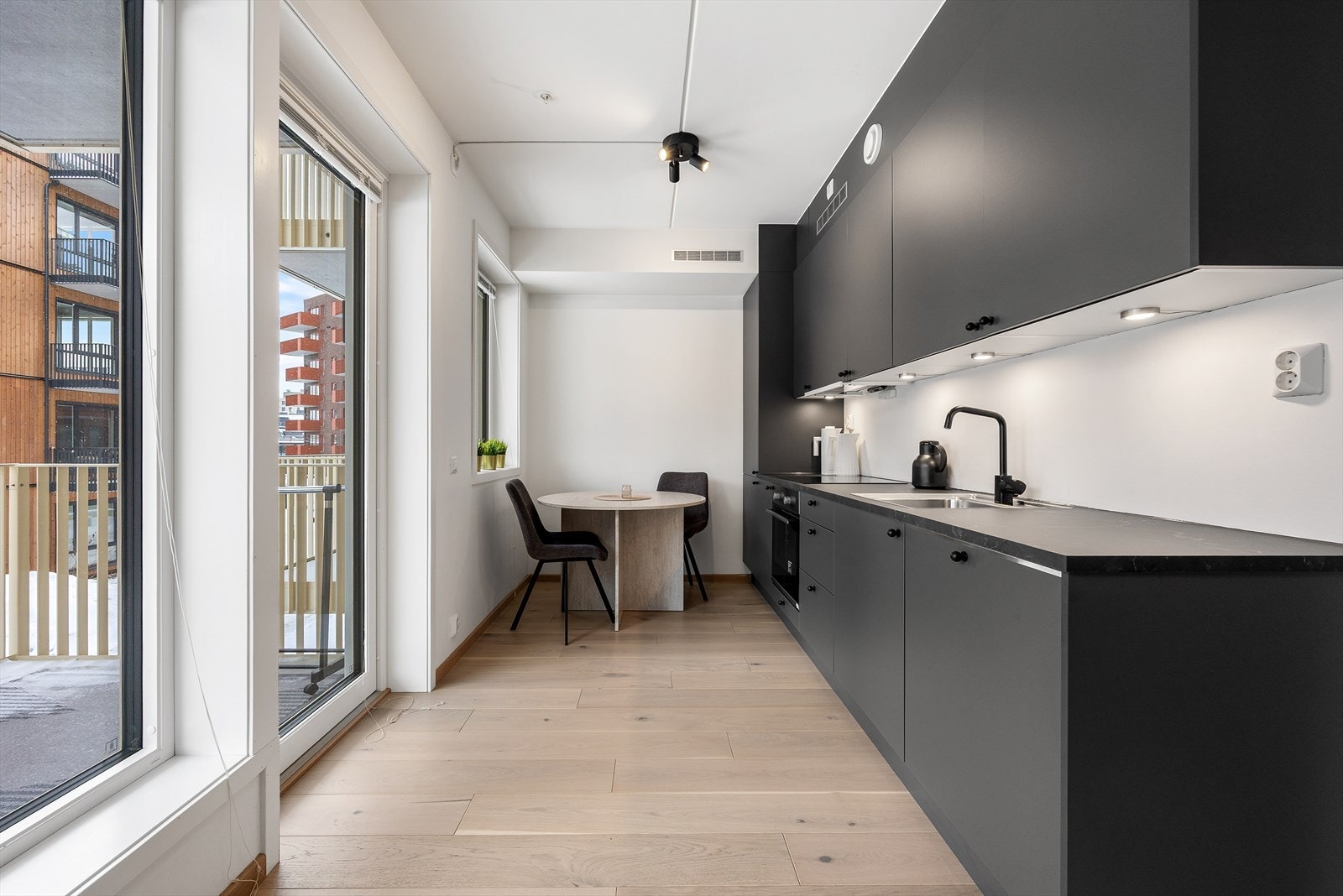 Leiligheten har åpen stue-/kjøkkenløsning som sikrer en sømløs overgang mellom oppholdsrommene Galleribilde