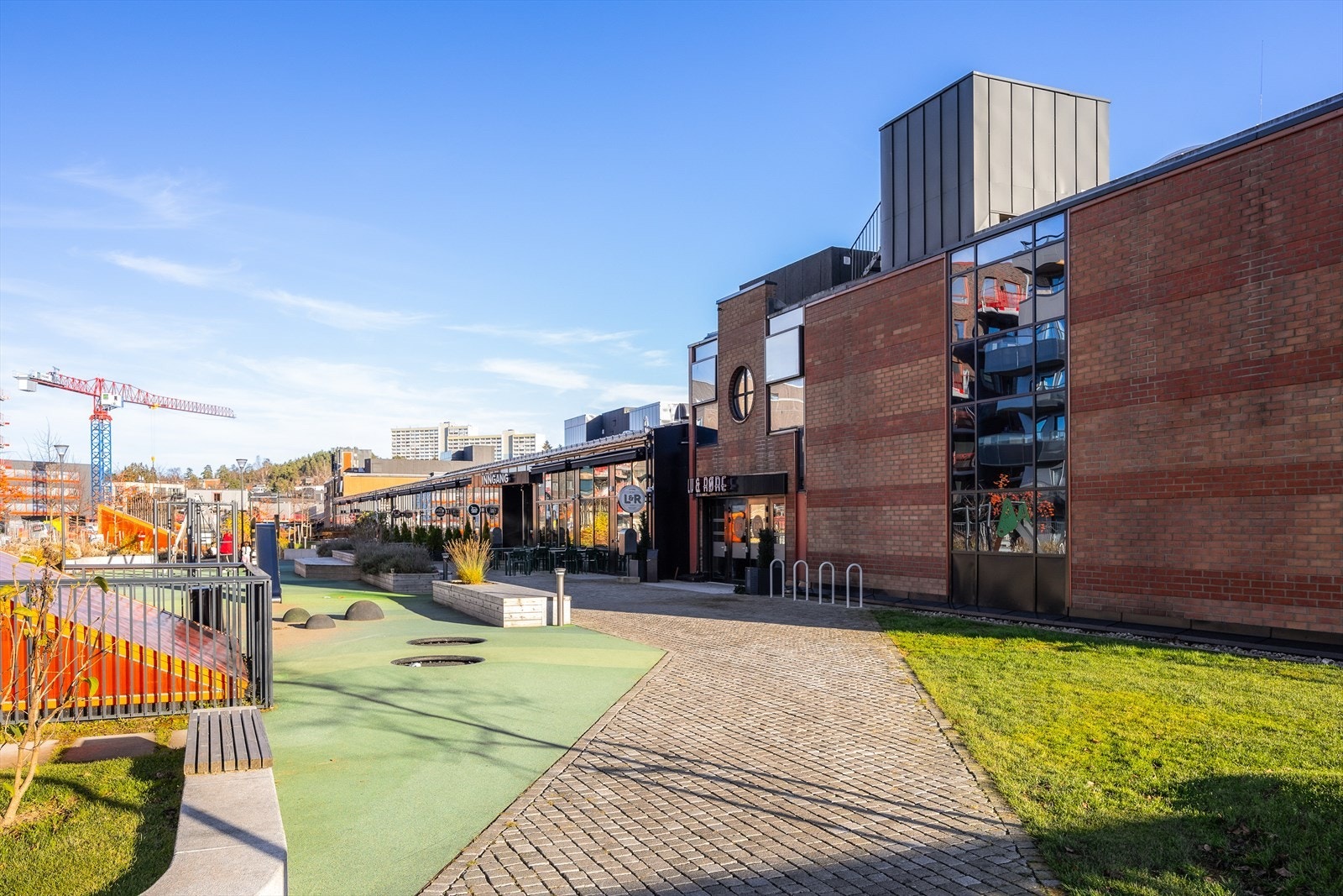 Området er sentralt og gir enkel tilgang til kjøpesenter, butikker og øvrige servicetilbud Galleribilde