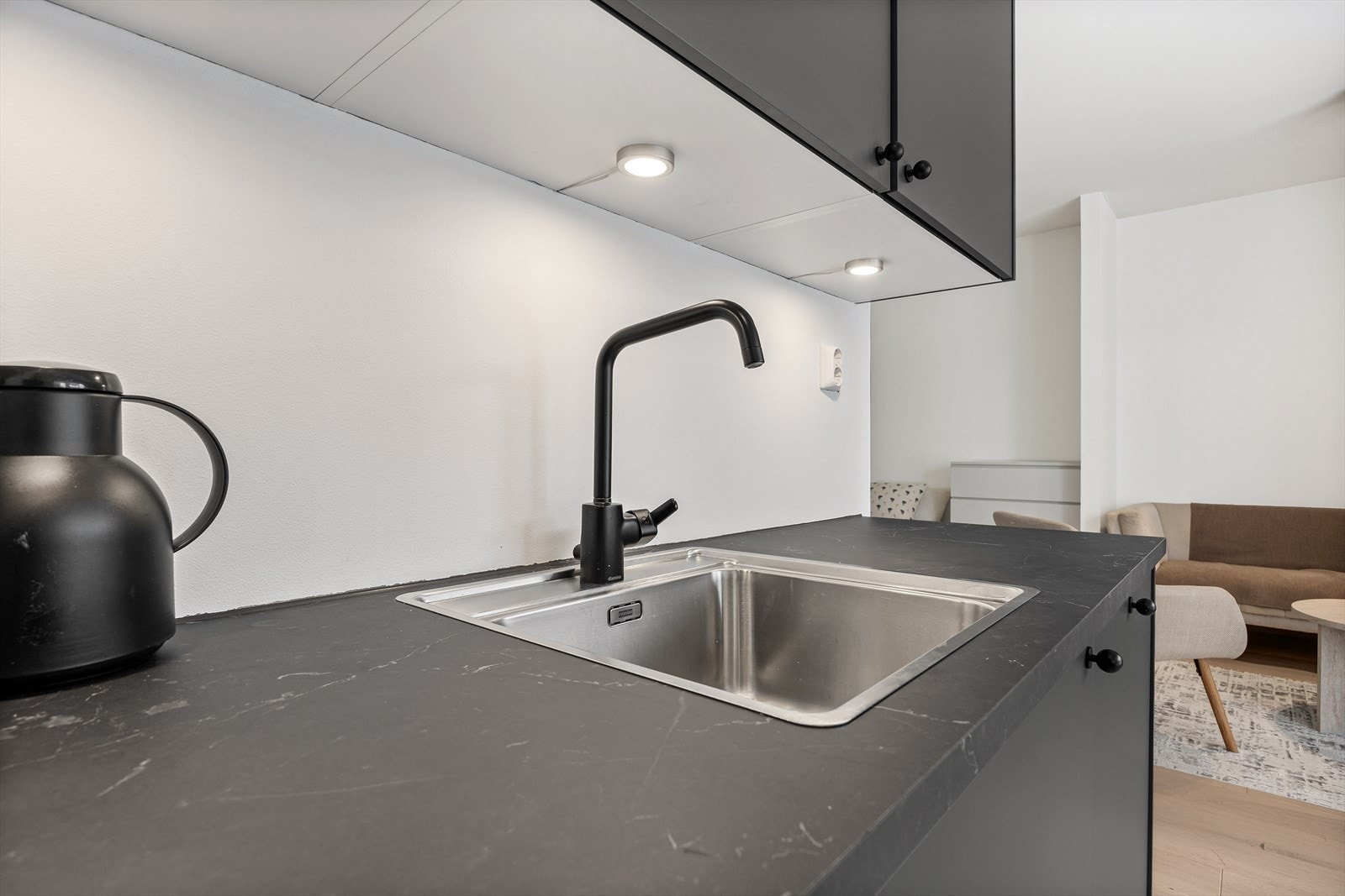 På kjøkkenet er det integrerte hvitevarer som platetopp, stekeovn, kjøleskap med frysedel og oppvaskmaskin Galleribilde