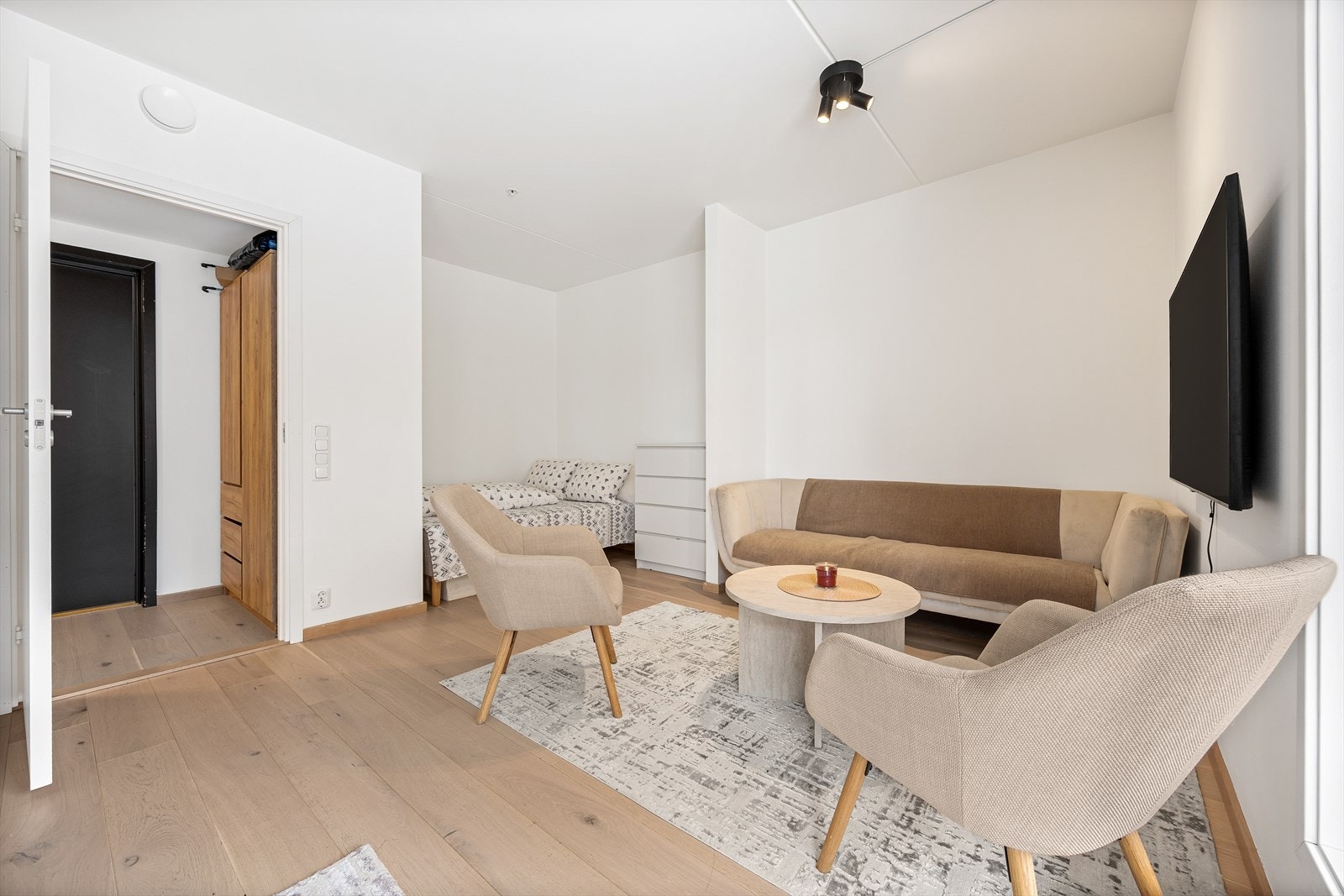 Leiligheten har en arealeffektiv planløsning bestående av en lys entré, åpen stue-/kjøkkenløsning, pent flislagt bad og teknisk rom Galleribilde