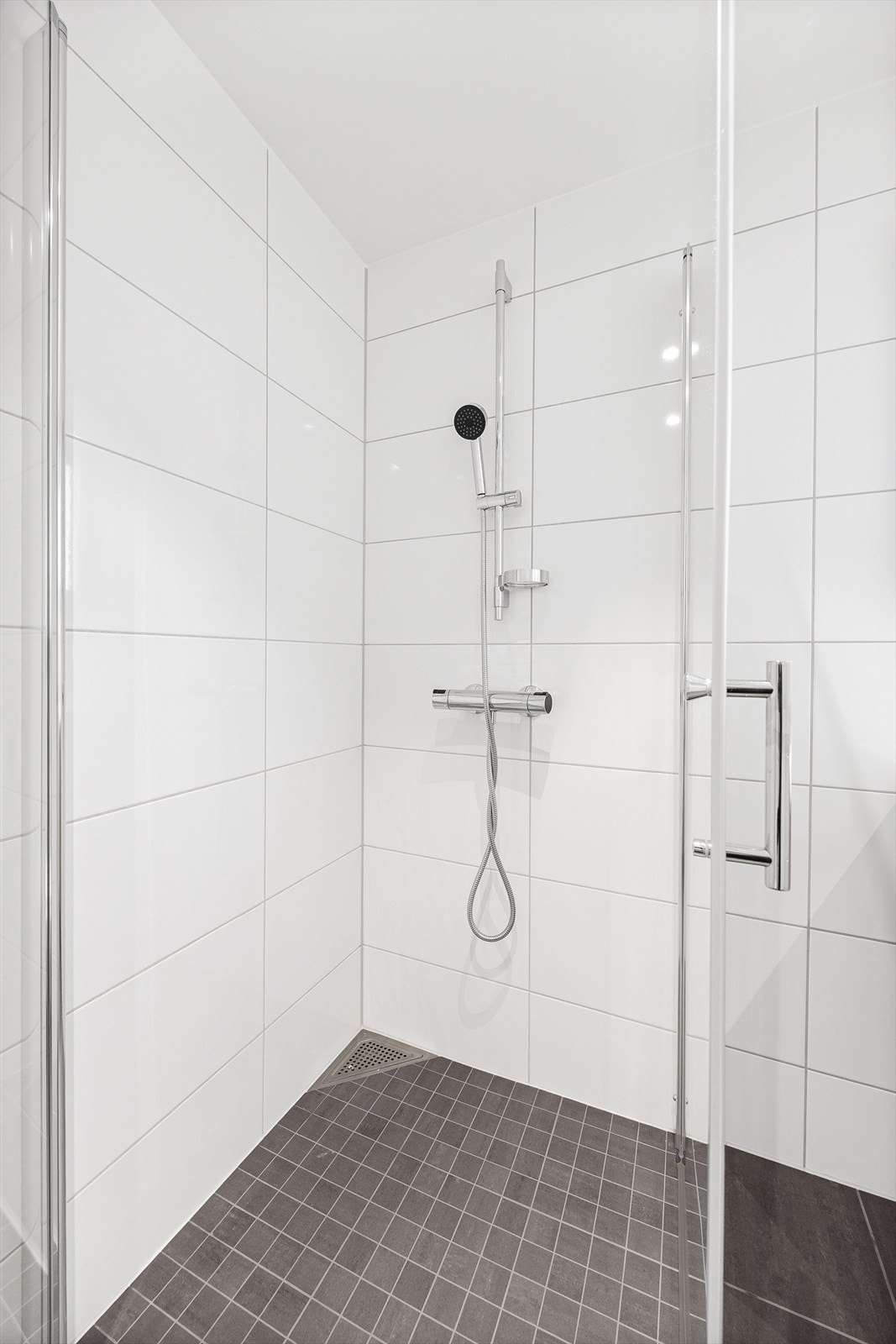 Dusjhjørnet har innfellbare glassdører Galleribilde