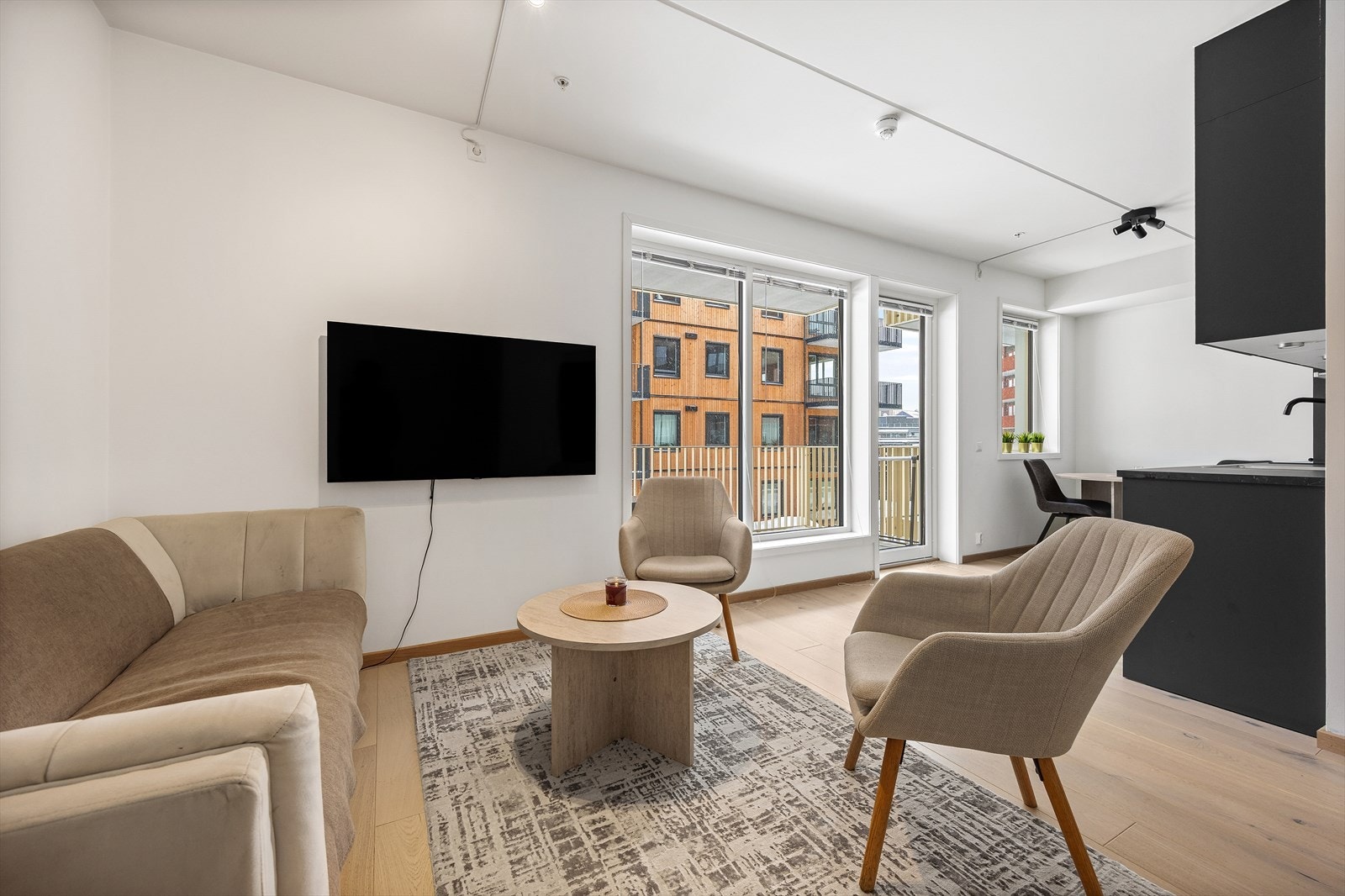 I stuen er det gode innredningsmuligheter med sofagruppe og bord Galleribilde