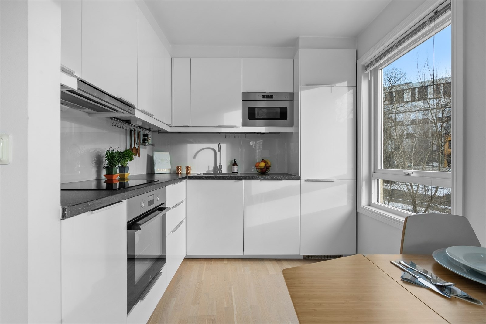 I 2026 er det installert komfyrvakt og satt inn ny stekeovn og mikrobølgeovn. Galleribilde