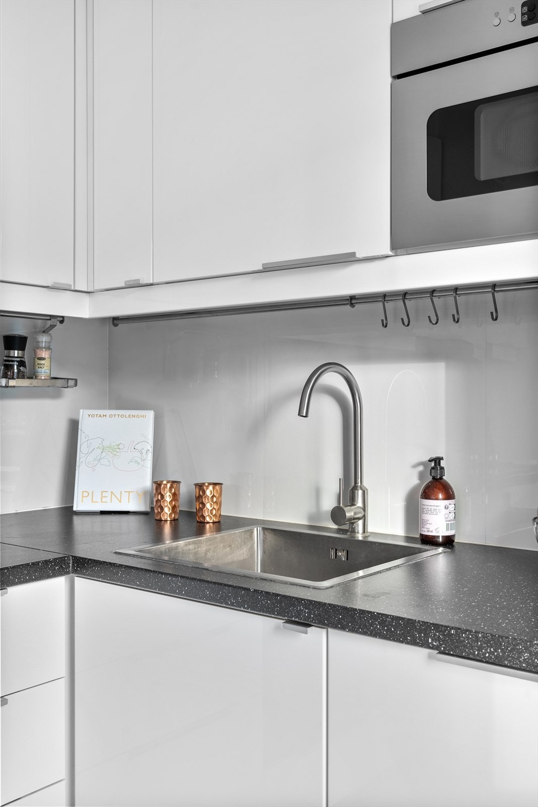 Kjøkkenet har integrert induksjonsplatetopp, stekeovn, mikrobølgeovn, oppvaskmaskin og kjøl/fryseskap. Komfyrvakt er installert. Galleribilde