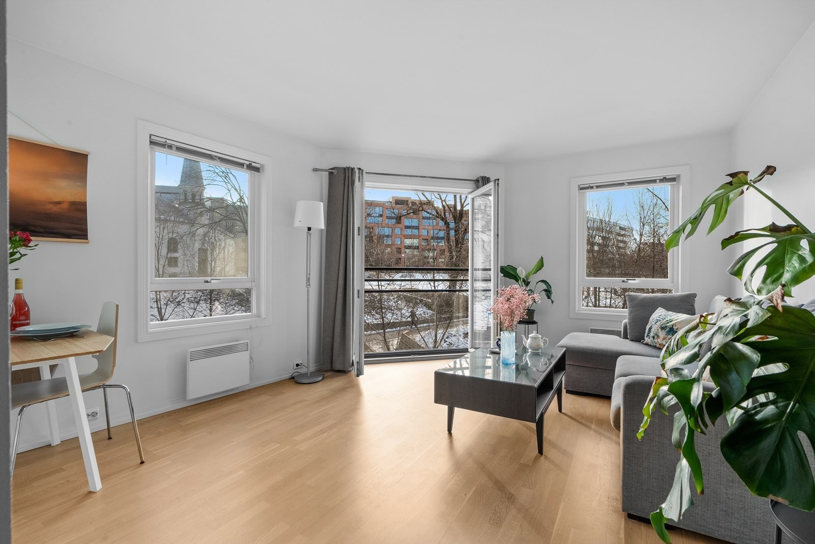 Stuen har plass til flere møbleringsmuligheter for å skape den stuen du selv ønsker. Galleribilde