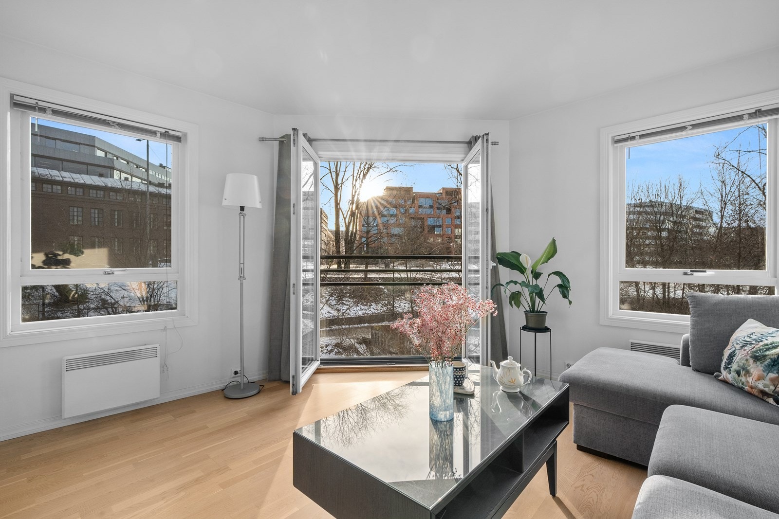 Her er det flere store vindusflater som slipper inn mye naturlig lys og skaper en god atmosfære i rommet. Galleribilde