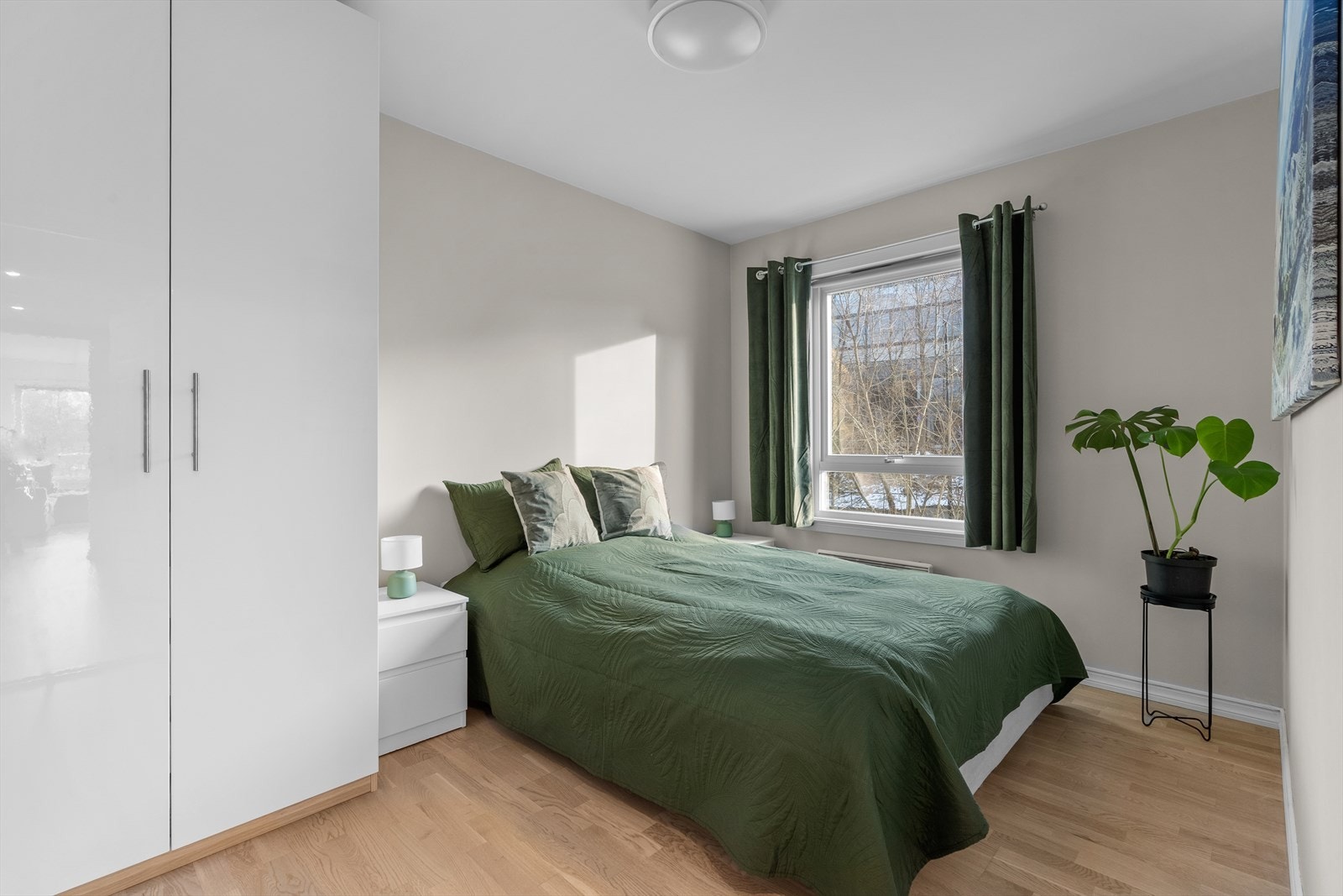 Begge soverommene har plass til stor seng og tilhørende møblement. Galleribilde