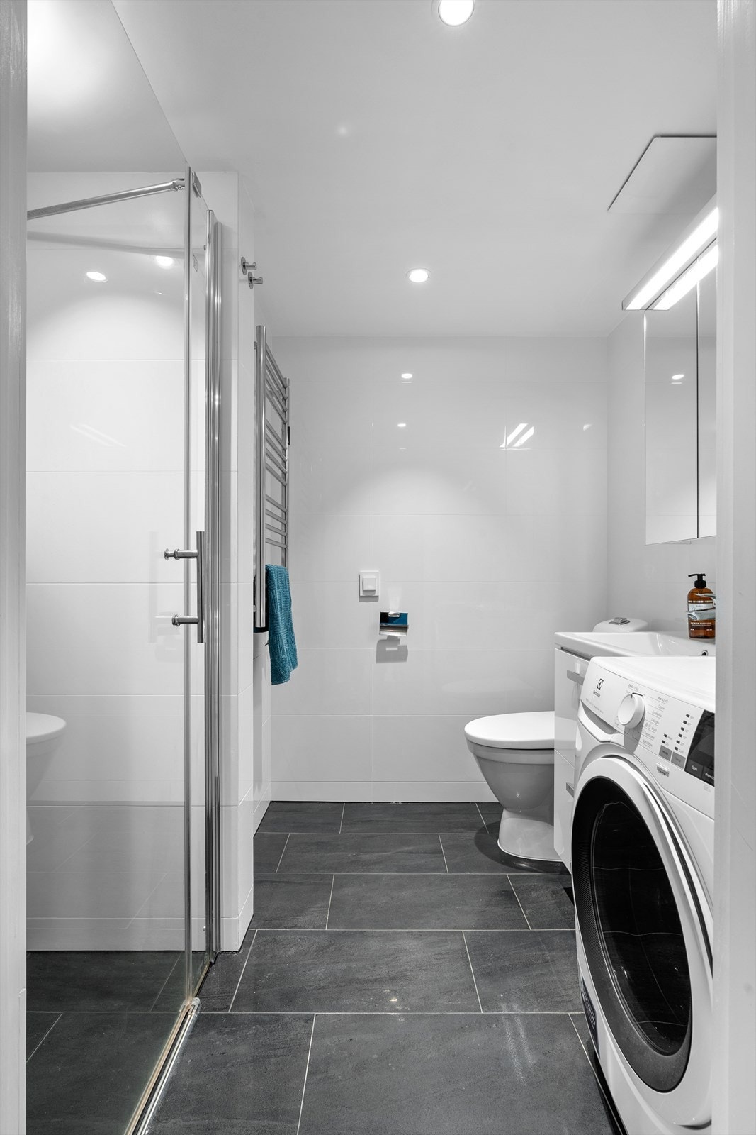 Eier opplyser å ha oppgradert bad med flis lagt på flis, ny innredning og sanitærutstyr i 2017. I 2026 ble det montert håndkletørker og lagt ny silikon. Galleribilde