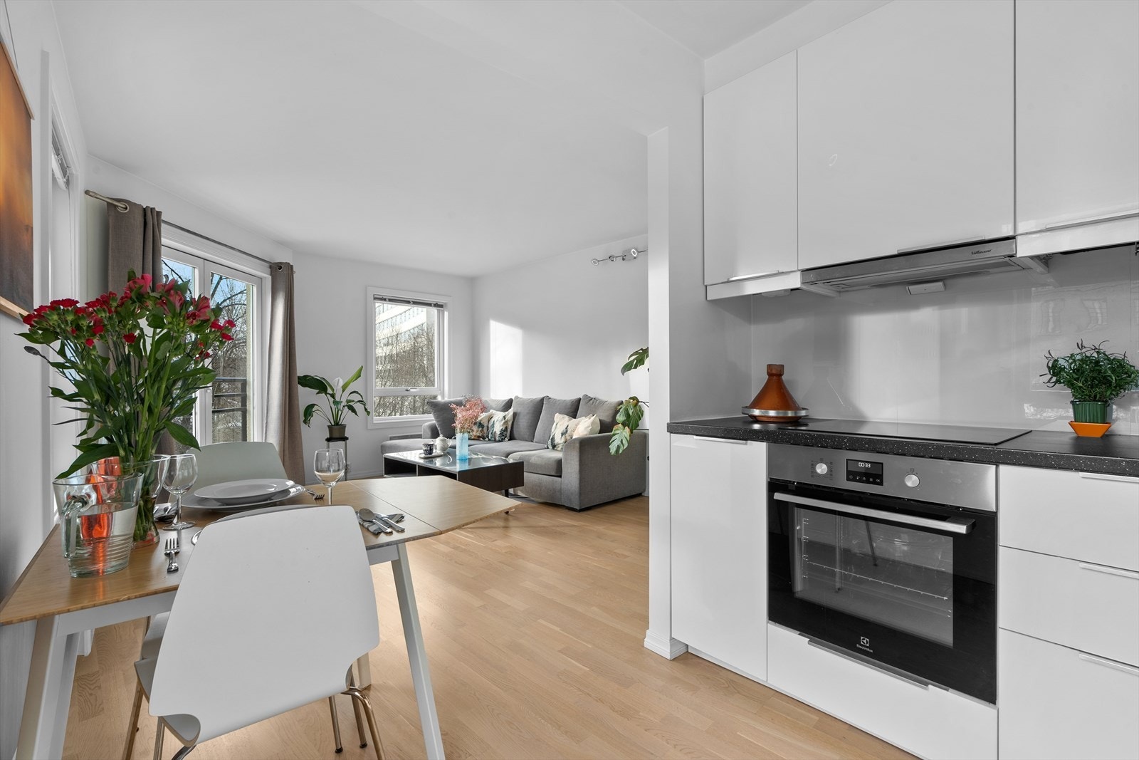 Meget fin halvåpen kjøkkenløsning mot stuen. Galleribilde