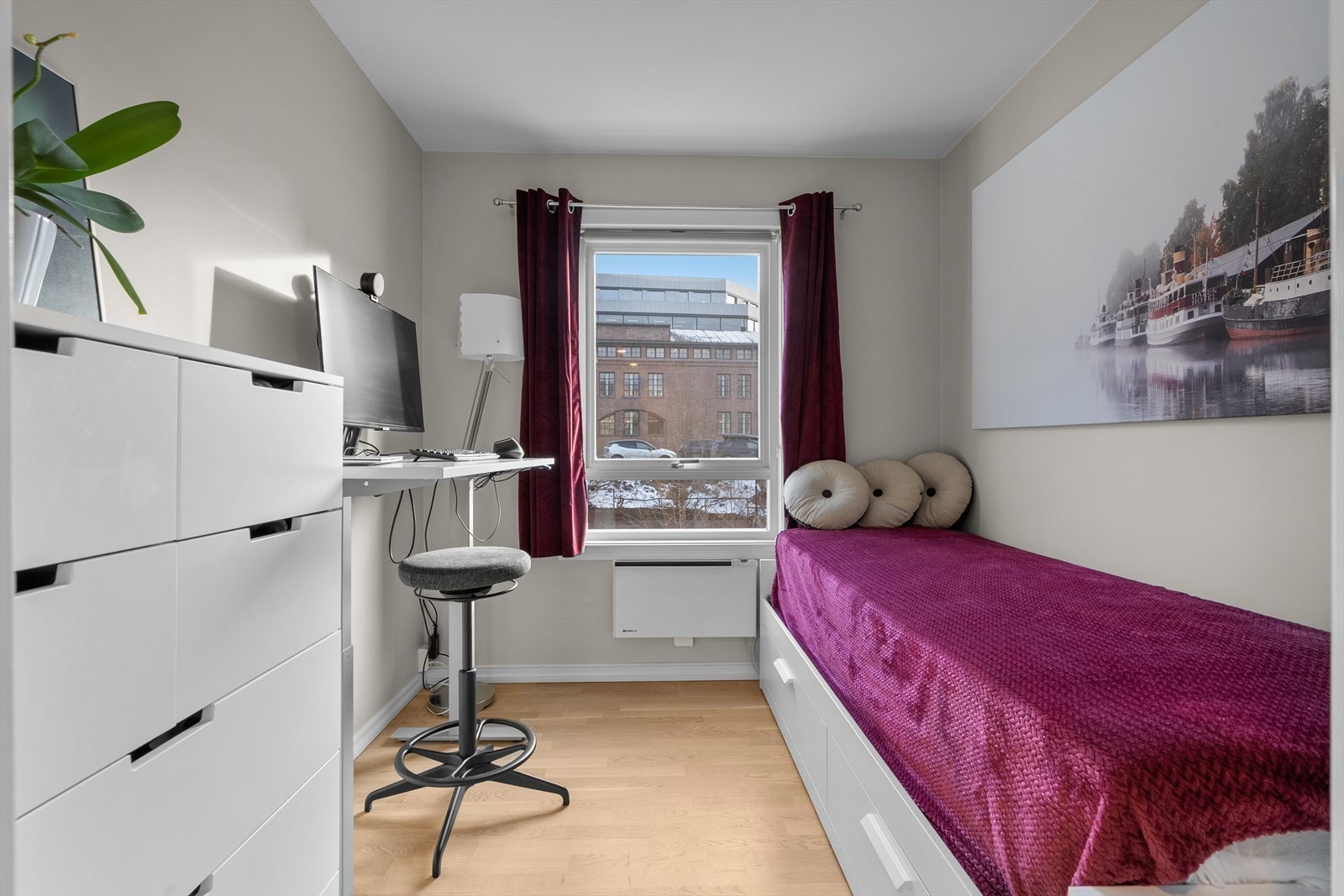 Det andre rommet egner seg perfekt som gjesterom/kontor eller barnerom. Alt etter eget ønske! Galleribilde