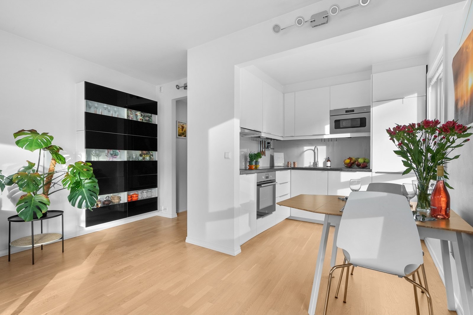 Spisebordet kan enkelt plasseres - her kan gode måltider nytes. Galleribilde