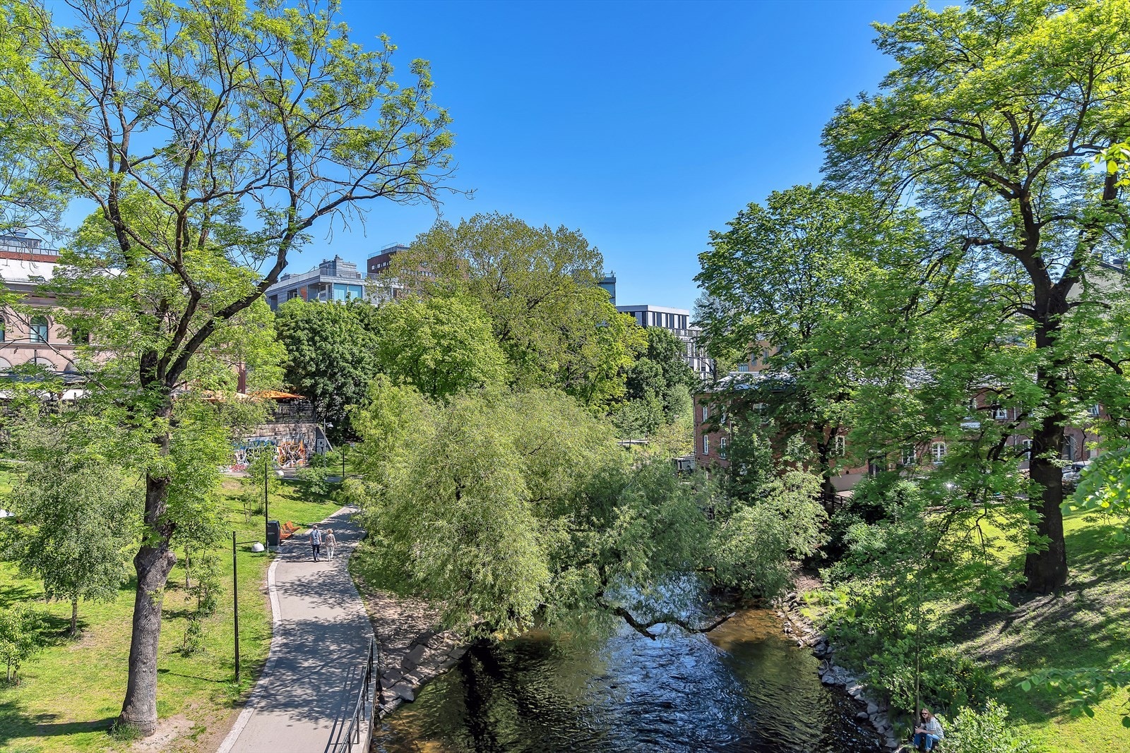 Beliggenheten på Nedre Grünerløkka er idyllisk og populær, med et yrende byliv, restauranter, kaféer og butikker like rundt hjørnet. Galleribilde