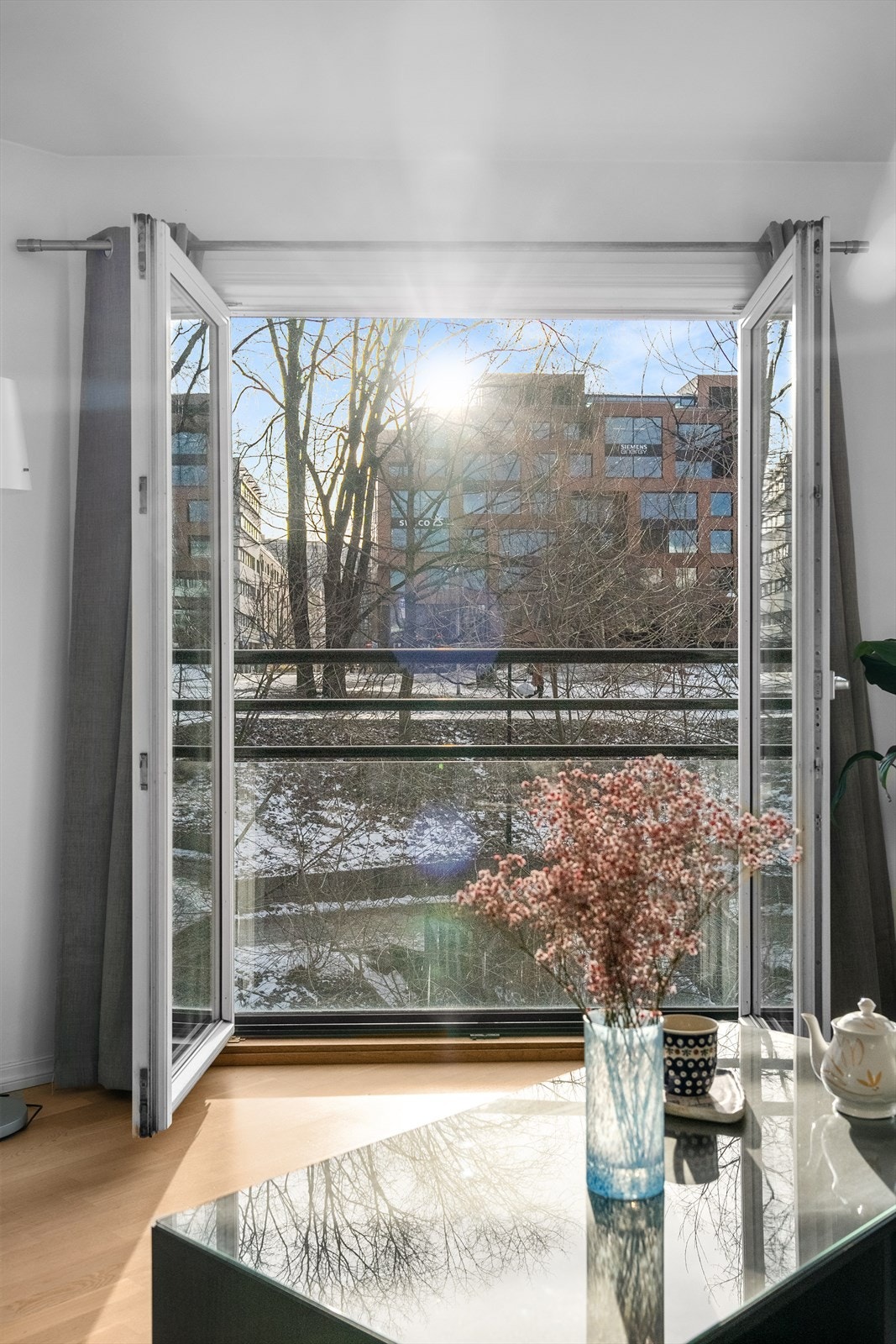 Lys og innbydende 3-roms hjørneleilighet med stille og tilbaketrukket beliggenhet, like ved idylliske Akerselva! Galleribilde