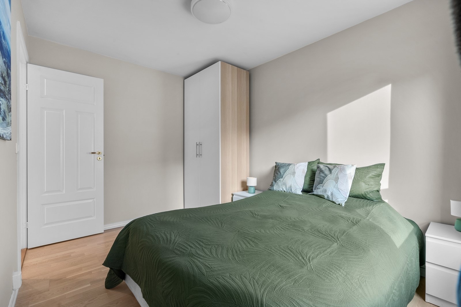 Videre byr leiligheten på to gode soverom. Galleribilde