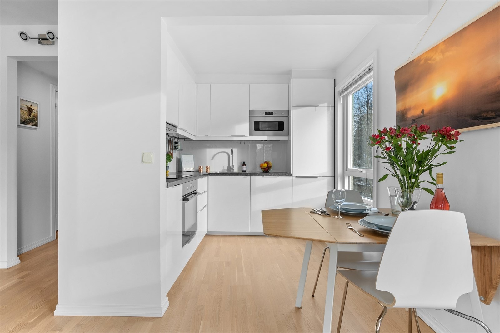 Meget fin kjøkkeninnredning fra IKEA med standard fra 2013 i følge tidligere salgsoppgave. Galleribilde