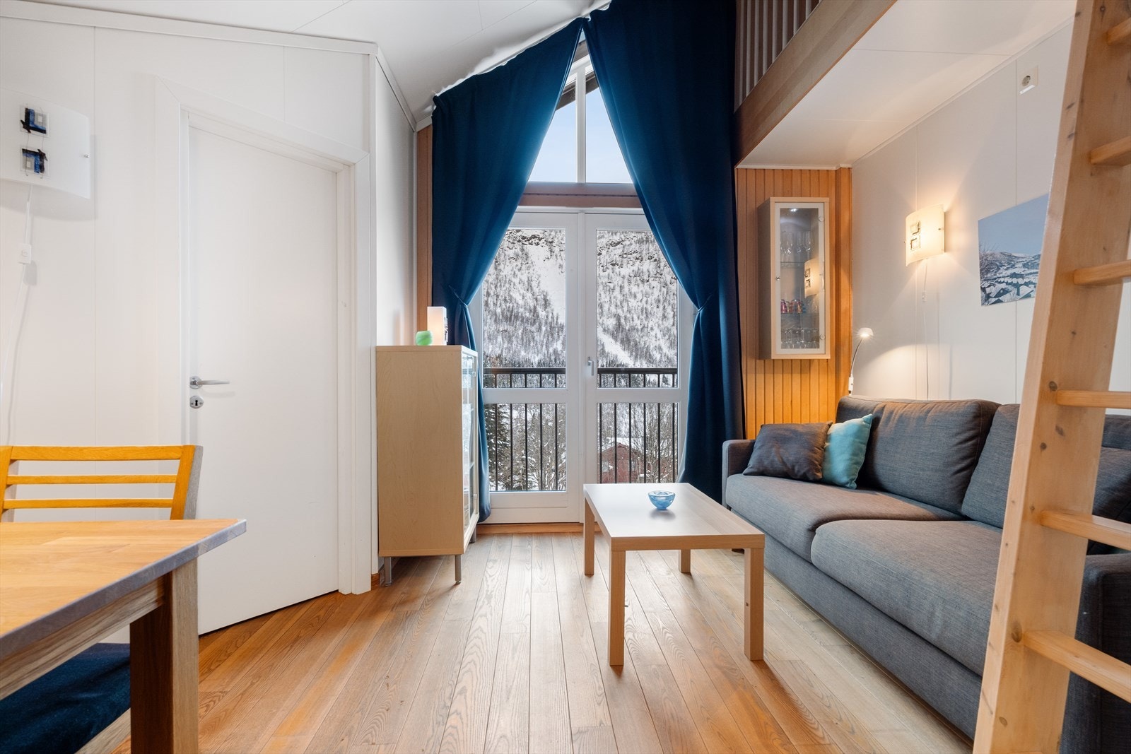 Stort vindu og balkongdør i front slipper inn mye lys. Galleribilde