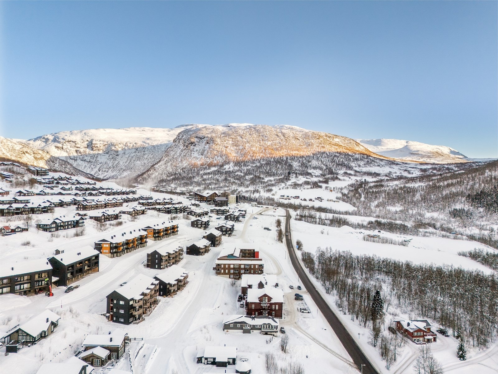 Kort vei til skibakken og vakker natur sommer som vinter. Galleribilde
