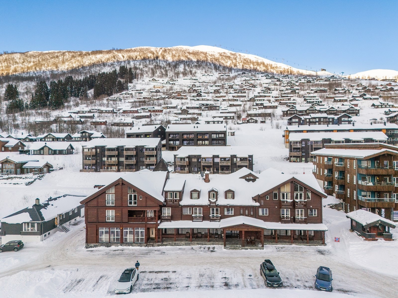 Leiligheten inneholder gang, stue og kjøkken i åpen løsning, bad, sovealkove og hems. Galleribilde