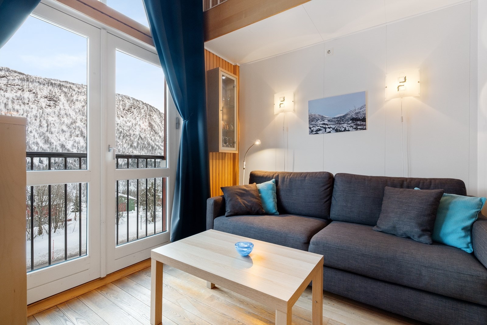 Sovesofa i sofakroken. Alt av innbo og løsøre medfølger. Galleribilde