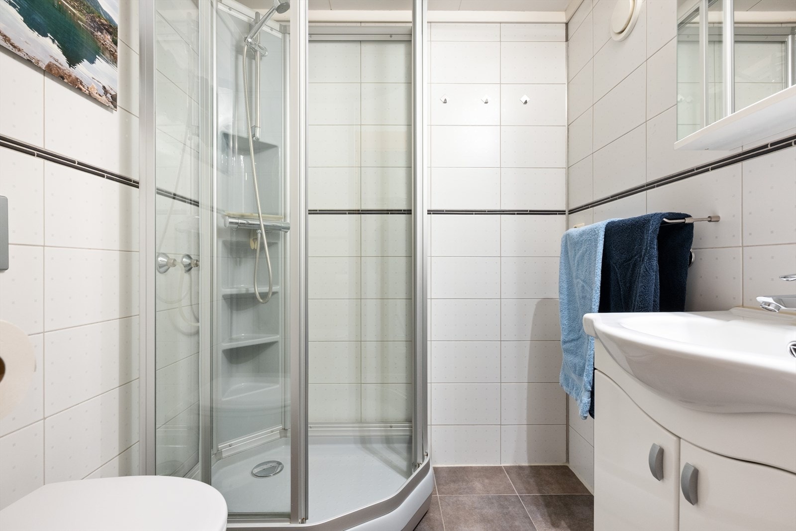 Praktisk med speilskap og skap under servanten. Galleribilde