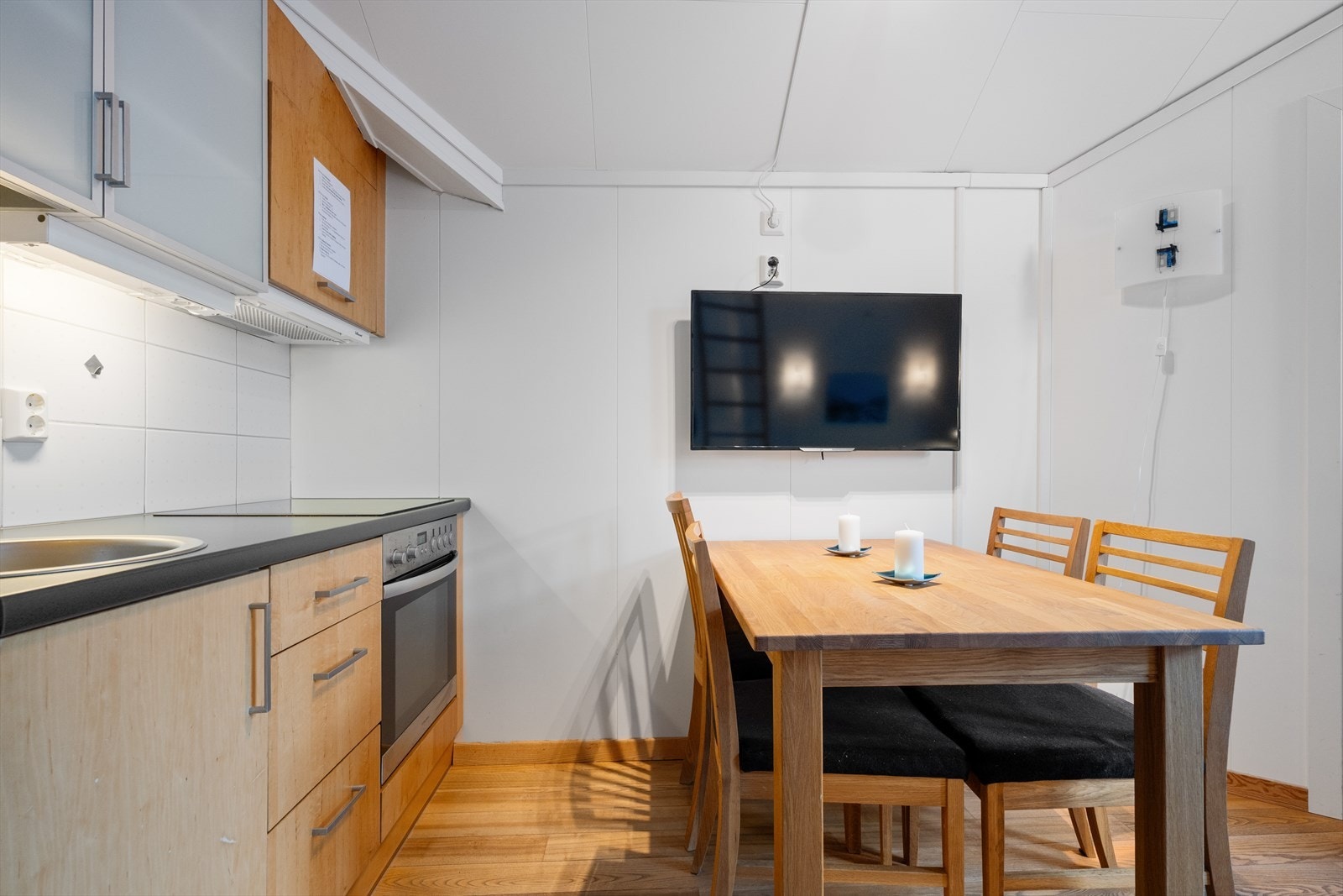 Et stort spisebord innbyr til gode måltider etter en dag i bakken. Galleribilde