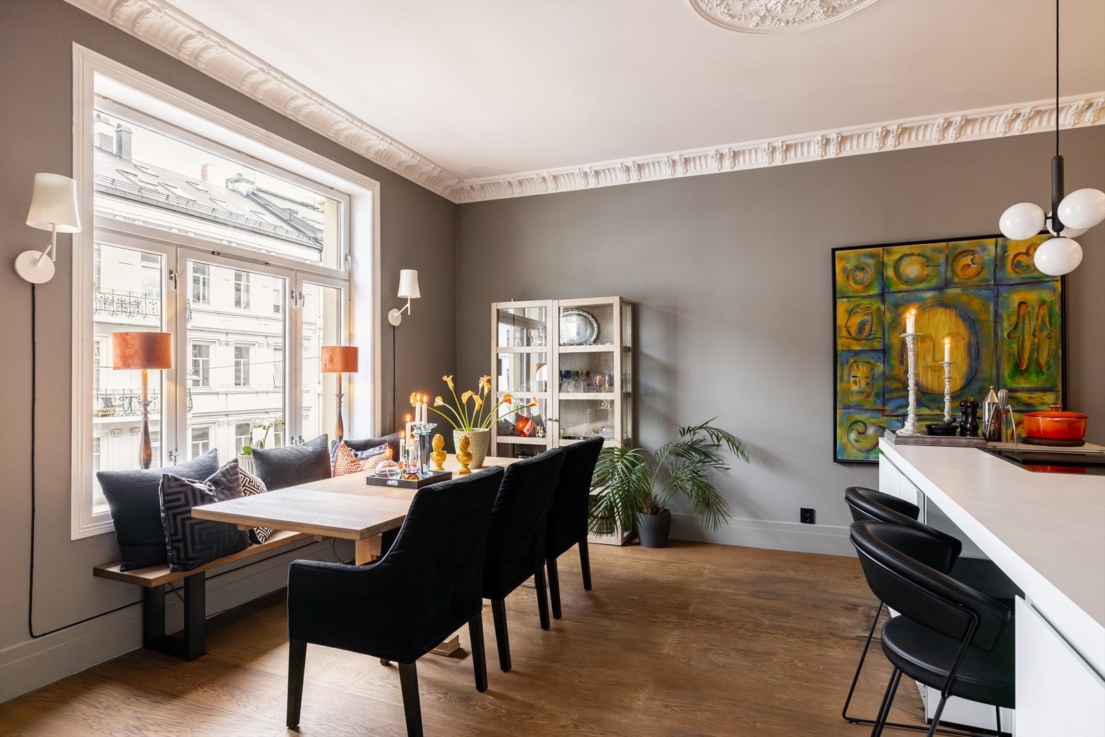 Den generøse takhøyden er målt til rett over tre meter. Galleribilde