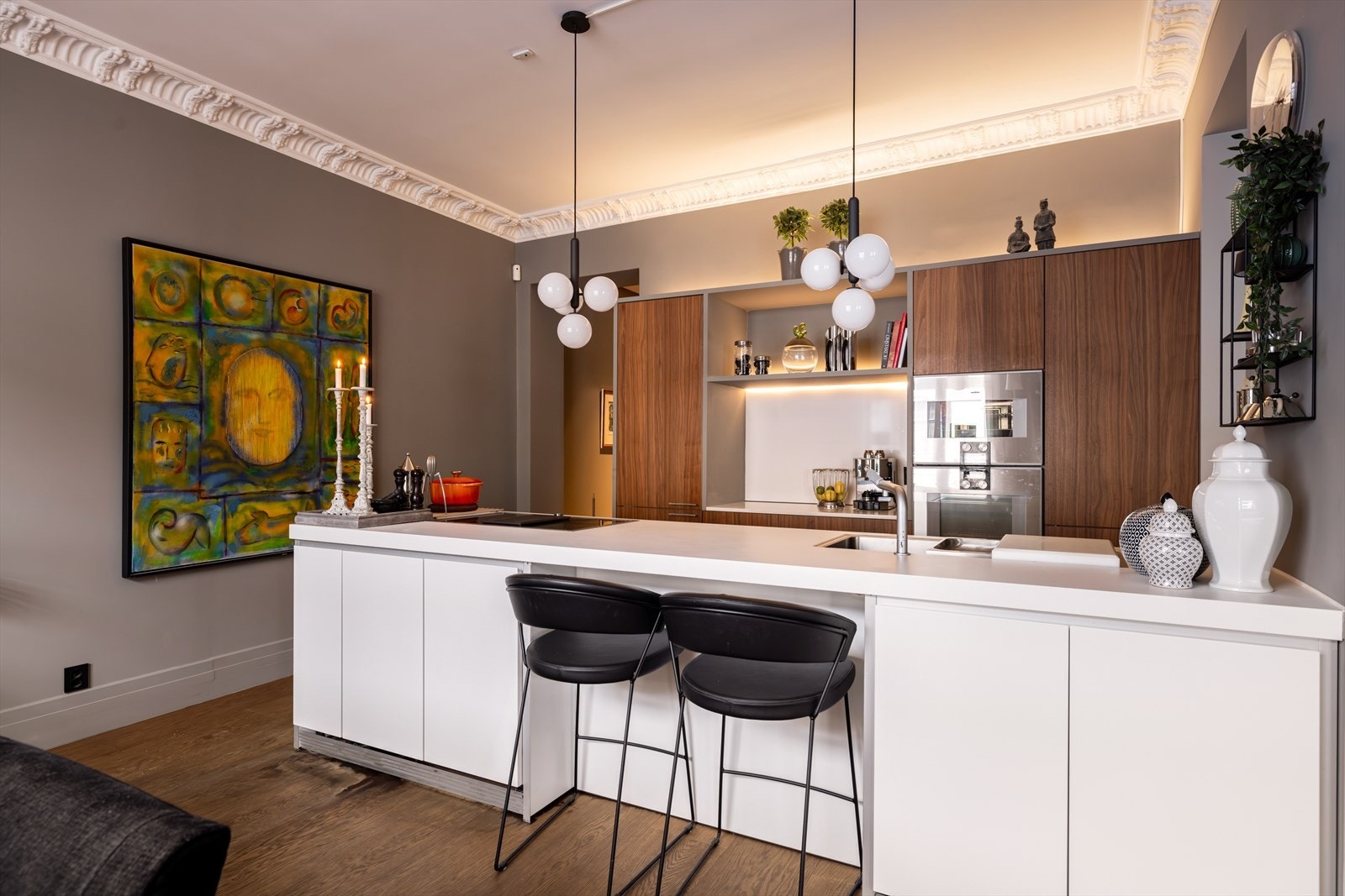 Kjøkkenet har innredning fra kvalitetsmerket Bulthaup. Her finner du hvitevarer, herunder kjøleskap med fryser, komfyr fra Gaggenau, dampovn, induksjonstopp og oppvaskmaskin. Avtrekksviften er integrert i platetoppen. Galleribilde