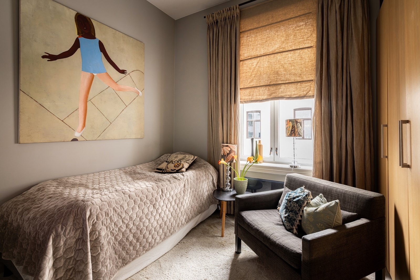 Soverom II passer perfekt som barnerom, gjesterom eller kontor. De romslige garderobeskapene gir godt med lagringsplass. Galleribilde