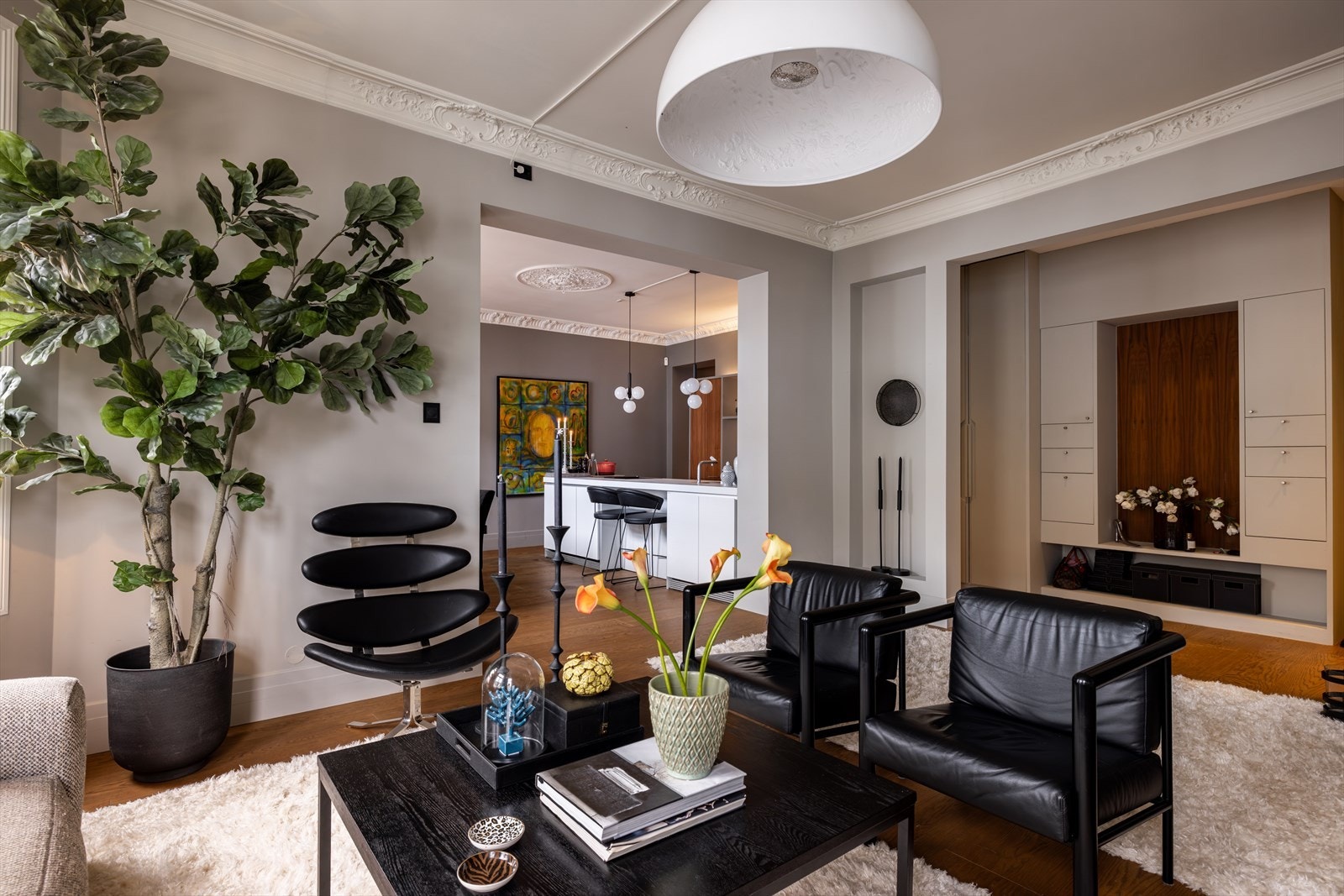 Den store åpningen mellom stuene gjør at de føles separate, samtidig som du har full oversikt. Galleribilde