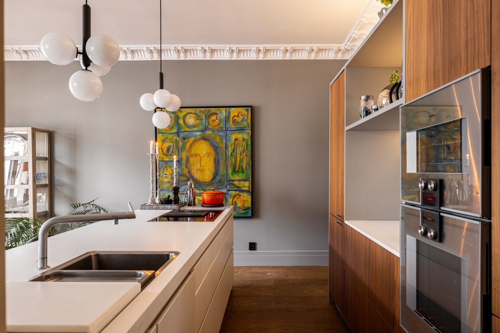 Den praktiske kjøkkenøyen gir ytterligere plass for oppbevaring og matlaging. Her har du også plass til et par barstoler - perfekt for en kjapp frokost. Galleribilde