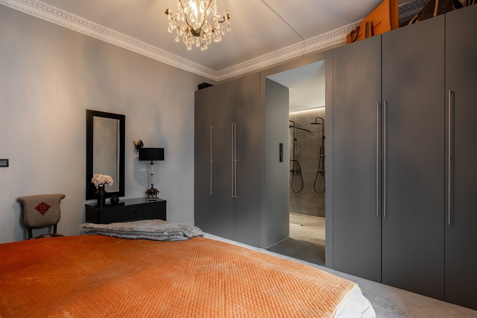 Den gode planløsningen gir direkte adkomst til privat bad. Galleribilde