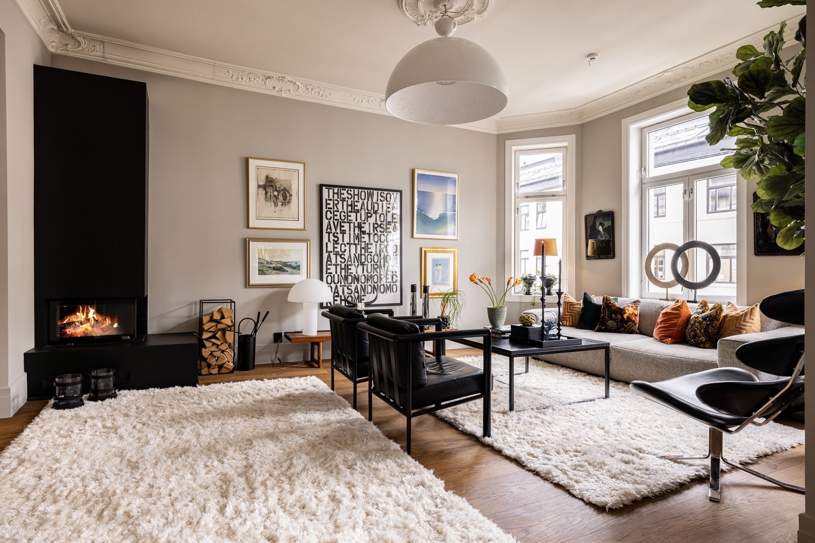 I hjørnet finner du en vakker peis som holder deg varm selv på kalde vinterdager. Galleribilde