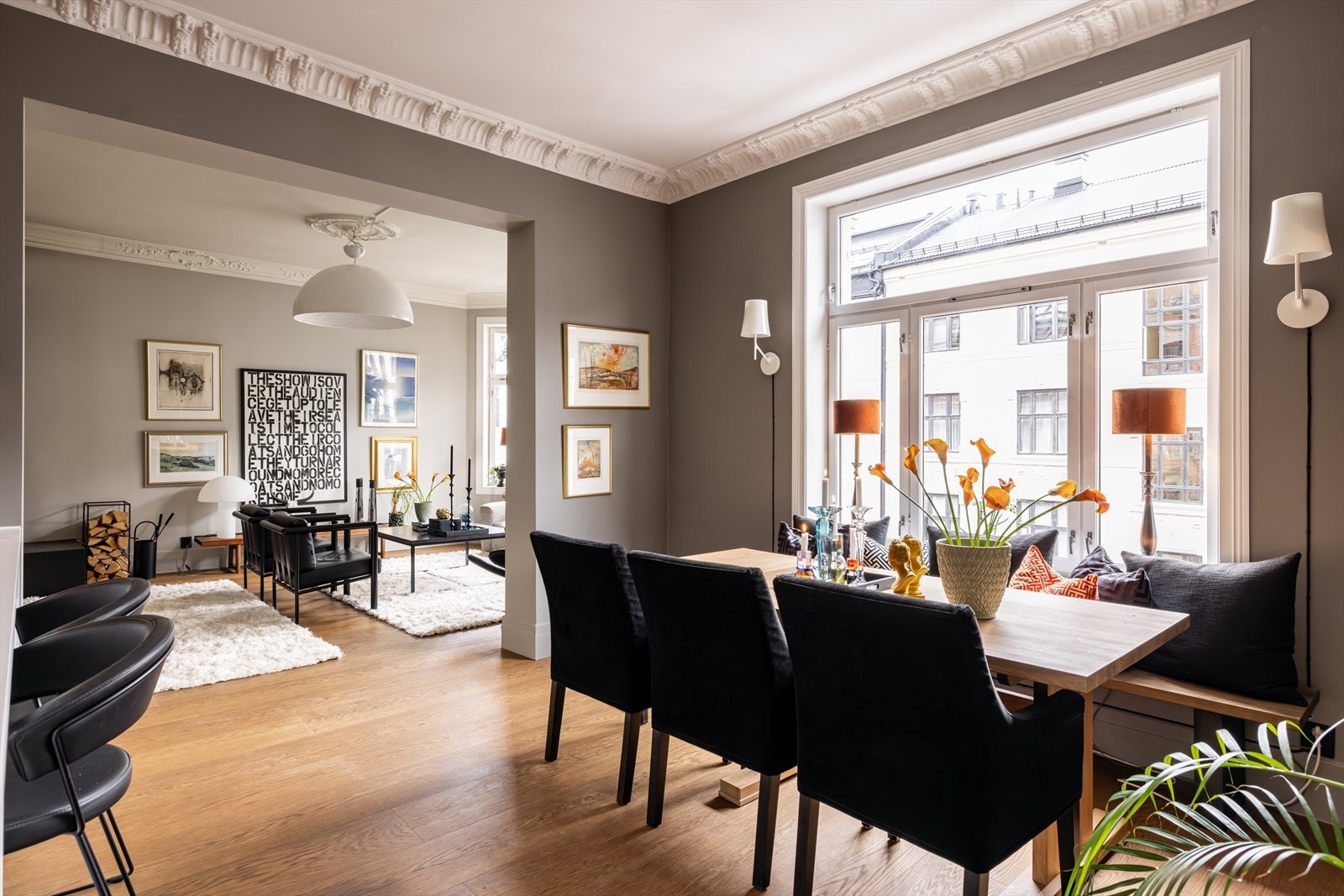 Spisestuen rommer mange sultne gjester. I dag er det innredet med spisesofa og stoler, men det er plass til både større og mindre møbler - alt etter eget ønske. Galleribilde