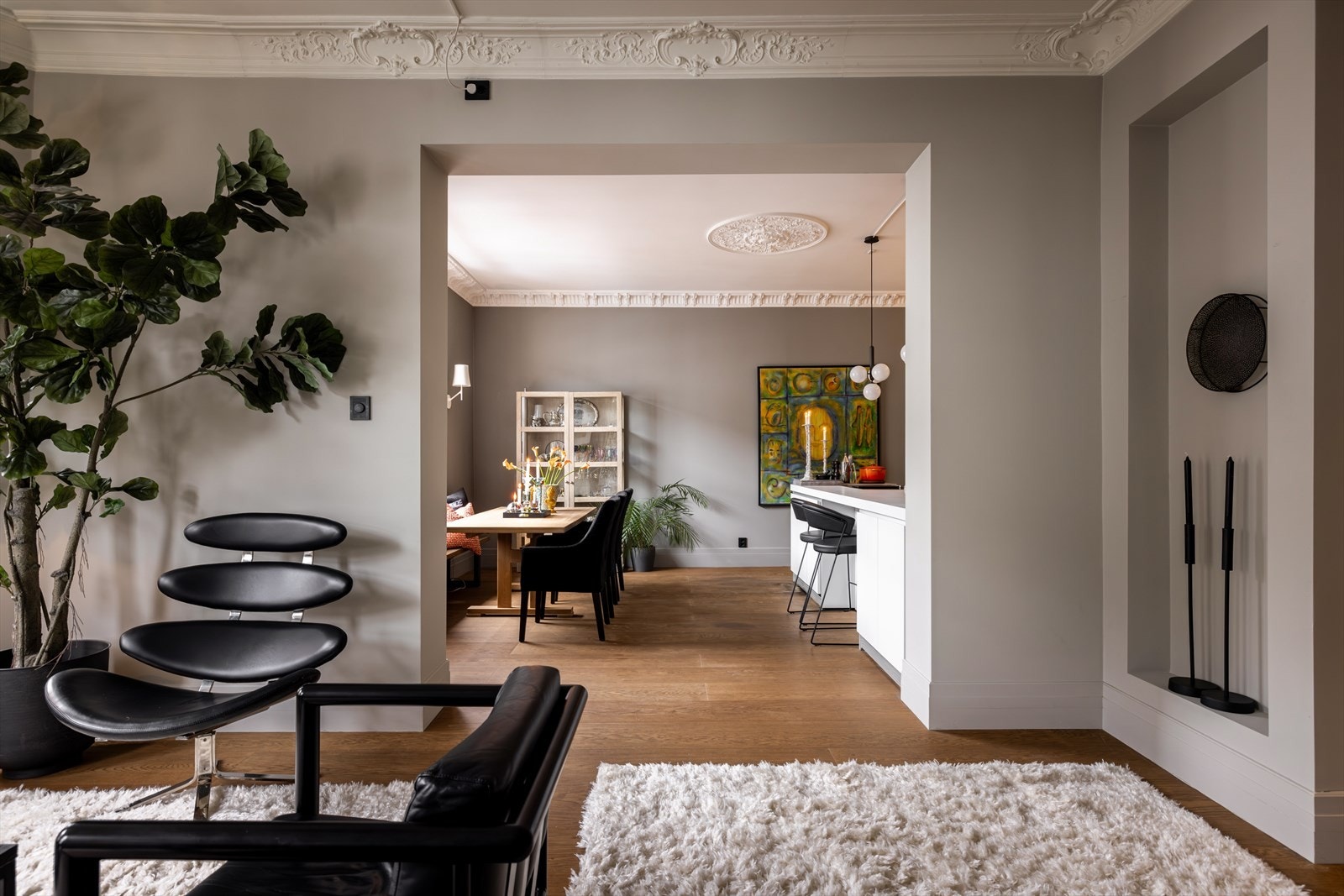 Leilighetens mange og store stuer gir godt med rom for storfamilien og sosiale sammenkomster. Galleribilde