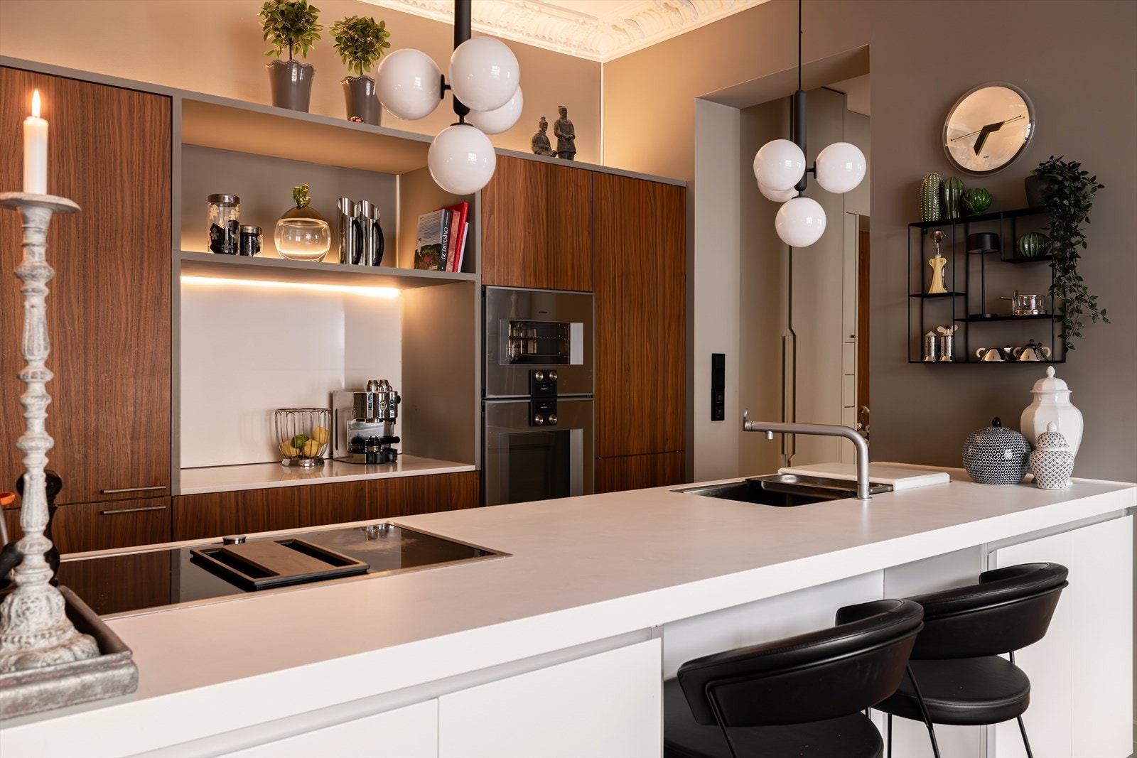 Her er ingenting overlatt til tilfeldighetene - vakre lamper gir arbeidslys under matlagingen. Galleribilde