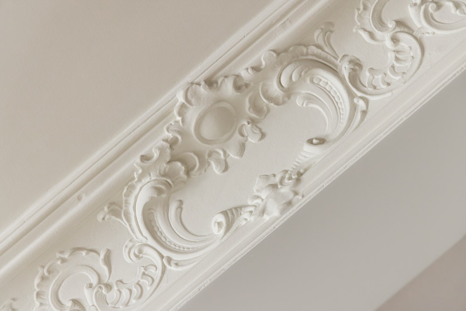 For mange er drømmen å bo i en klassisk leilighet med sjarm og sjel. Her har du mulighet til det, og i tillegg hele 140kvm å boltre deg på! Galleribilde