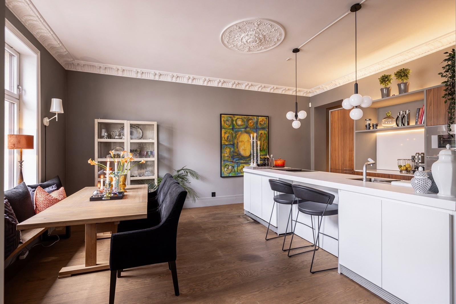 Det åpne kjøkkenet byr på rikelig med skap og benkeplass. Galleribilde