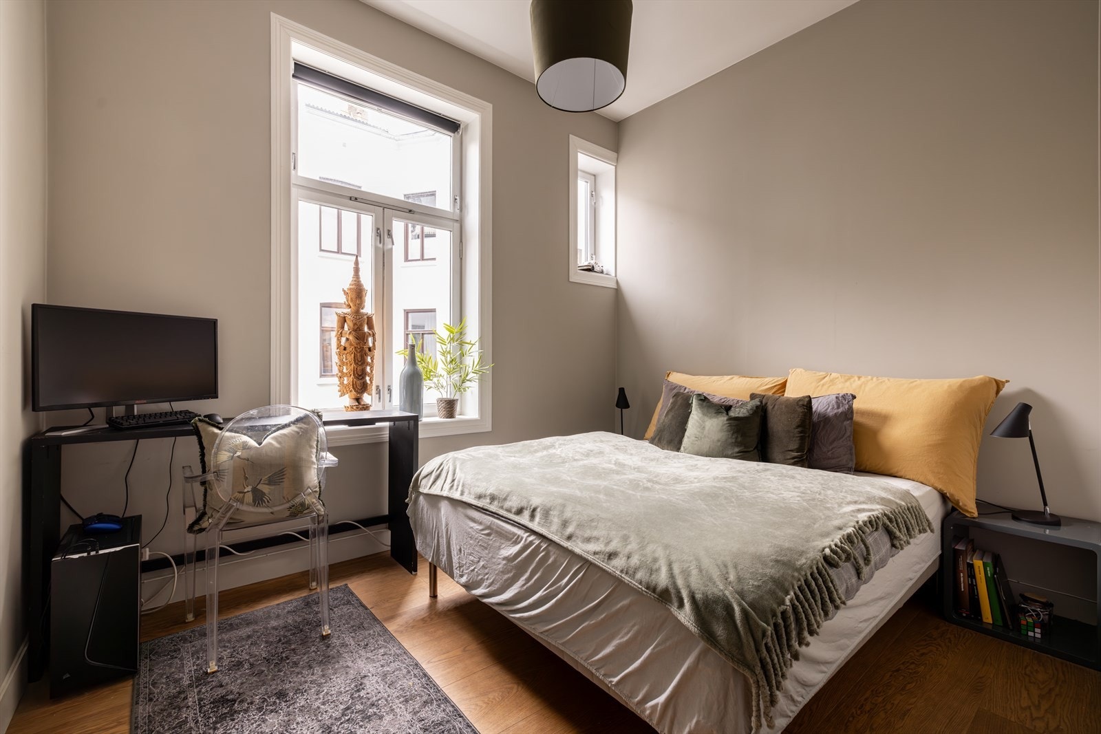 Adskilt fra resten av leiligheten finner du en hyggelig stue/hybel, holdt i duse og behagelige farger. Galleribilde