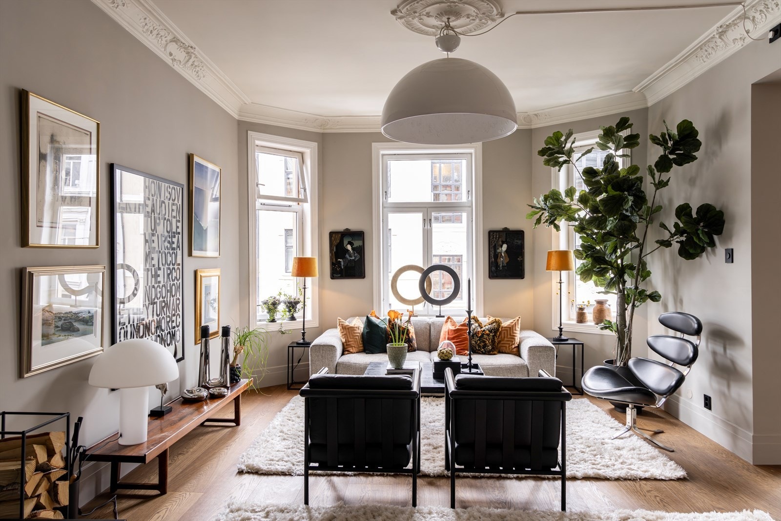 Her møter forrige århundrets klassiske detaljer, moderne overflater i flott harmoni. Store vindusflater skaper en god atmosfære gjennom leiligheten. Galleribilde