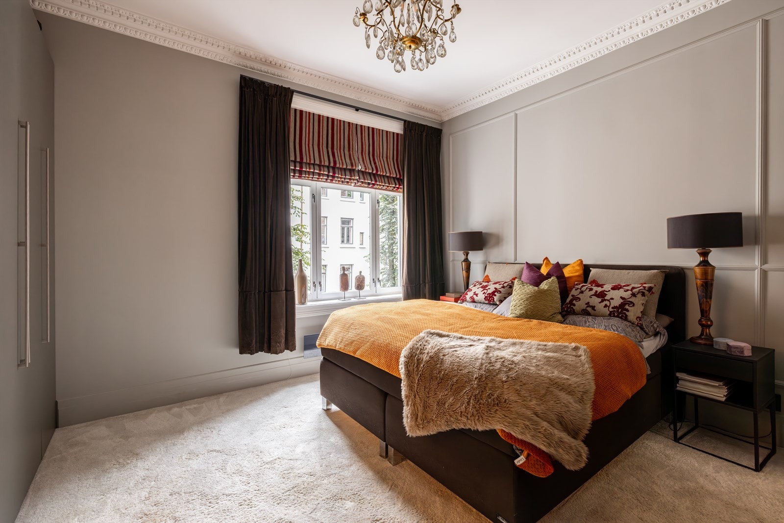 Det delikate en suite hovedsoverommet gir god plass til stor dobbeltseng og nattbord. Galleribilde