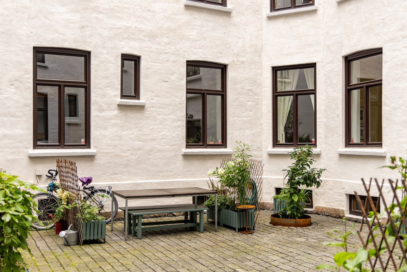 Fellesområdene er utstyrt med sittebenker og beplantning. Galleribilde