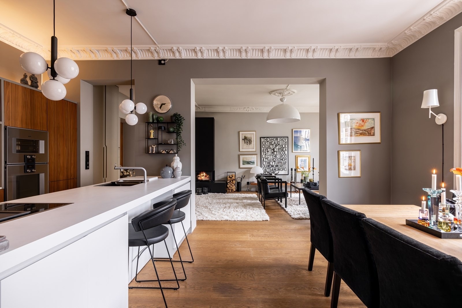 I den andre stuen finner du spisestue og kjøkken. Den praktiske utformingen gir muligheten til å underholde gjestene samtidig som du kokkelerer. Galleribilde